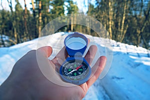 Winter hiking, explaining the ground with compass