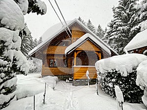 Zimní domy na horském svahu