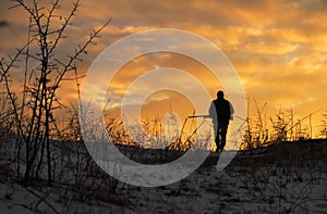 A caccia sul alba. Cacciatore toccante fucili 