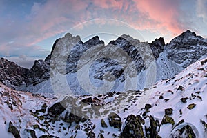 Zimní krajina Vysokých Tater na malém studeném údolí po čerstvém sněhu. Vysoké Tatry, Slovensko Větrné a chladné počasí.