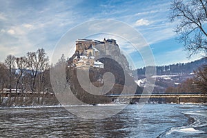Zimná krajina so stredovekým Oravským hradom, Slovensko