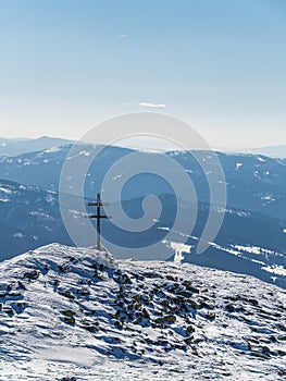 Zimná krajina v horách na Slovensku s krížom