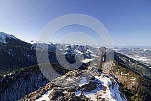 Zimná panoráma krajiny z Malého Rozsutca, Národný park Malá Fatra, Slovensko. Pohľad na okolité horské hrebene a štíty.