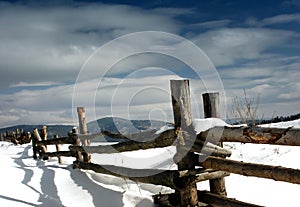 Zimná krajina s dreveným plotom