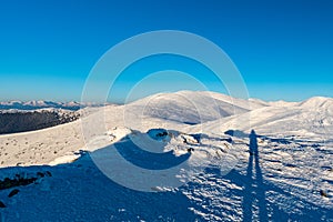 Zimní Nízké Tatry a Západní Tatry z vrcholu Durkova vrchu na Slovensku