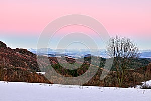 Zimná horská krajina za súmraku. Krásna ružová jasná obloha.