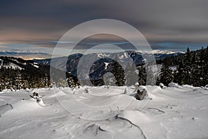 Zimní horská krajina v noci. Pohled na Vysoké Tatry ze Smrekovice, Slovensko