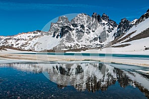 Montanas cubierto con nieve a rocoso picos en 