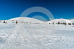 Zima Nízke Tatry na Slovensku so zasneženými kopcami a modrou oblohou