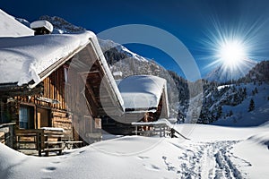 Lyžiarskeho horská chata a kabína v sneh hora 