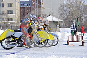 Winter speedway on the ice, start