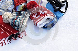 Športové lyžiarskeho oblečenie a zariadenia biely sneh kopírovať priestor 