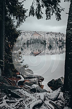 Zima Štrbské pleso, pleso na Slovensku, Vysoké Tatry. Krásna biela scenéria