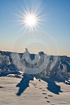 Zimní slunce na vrchu Křížava v Malé Fatře u Martinských Holí