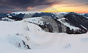 Zimní západ slunce v horách s cloudem