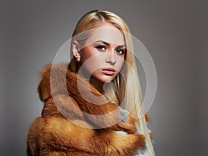 Winter Woman in Luxury Fur Coat. Beauty Fashion Model Girl