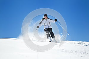 Eine Frau skifahren 