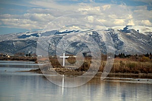 Wintery cross and mountain scene along side the Snake River in Burley, ID