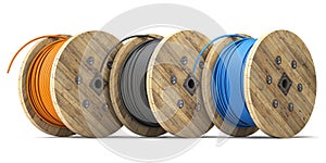 El alambre eléctrico de diferente colores sobre el de madera bobina o bobina aislado sobre fondo blanco 
