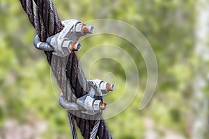 Wire rope clip and steel ropes equipped to hold and make it conn