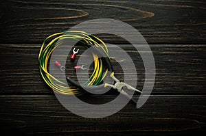 Das Kabel Klemmen zange auf der uralt tisch Reparatur elektrisch geräte. aus ersatz oder verbinden 