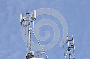 Wireless telephone antennas