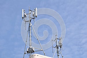 Wireless telephone antennas