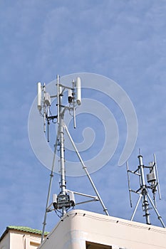 Wireless telephone antennas