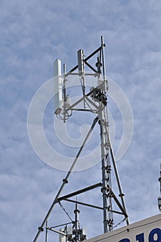 Wireless telephone antennas