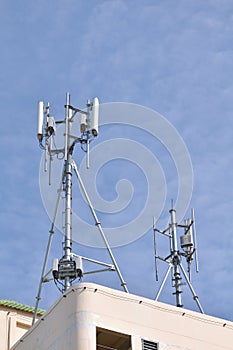 Wireless telephone antennas