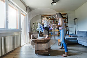 Wise mother, daughter cooling fan dance