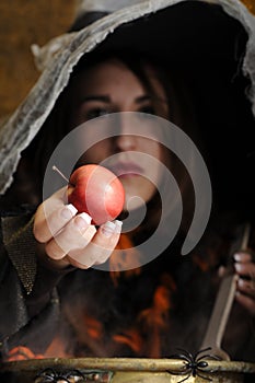 Witch giving a poisened apple