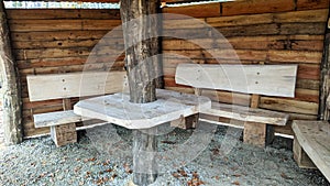 Witterungsschutz mit BÃÂ¤nke unWeather protection with benches and a wooden table, mobile photod einem Tisch aus Holz, mobile Foto photo