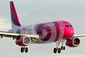 Wizz Air Airbus A320 HA-LWK landing at Ruzyne international airport.