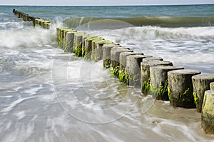 Ondas golpeando rompeolas sobre el Playa 