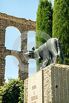 She wolf with Romolo and Remo and the roman aqueduct in Segovia, photo