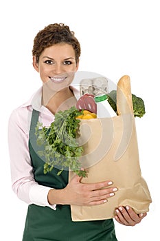 Žena v zástera držanie potraviny taška 