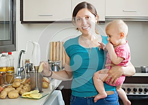 Una mujer un nino cocinando suelo papas 