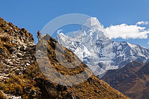 Una donna zaino spalla piedi montagne 