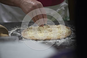 Una donna cottura al forno pane la cucina 