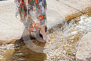 Una donna nudo in piedi Prossimo sul correre un fiume 