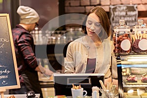 Žena barman na kavárna nebo káva obchod 