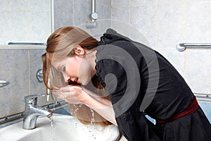 Woman in bath wash up face