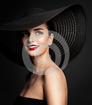 Woman Beauty in Wide Broad Brim Hat, Smiling Beautiful Fashion Model in Black