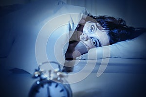 Žena v postel oči otevřené utrpení nespavost a spát porucha 
