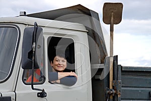 Una donna per girare da camion 