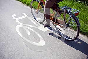 Una mujer sobre el redondo montando una bici sobre el 