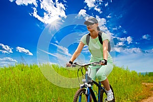 Žena kolo na zelený 