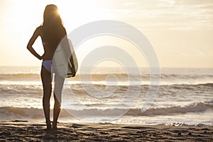 Una mujer surfear atardecer Playa 