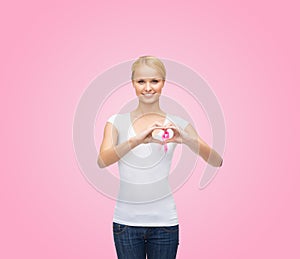 Žena v prázdný růžový rakovina stuha 